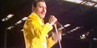 Freddie Mercury, da banda britânica de rock Queen, faleceu em 1991