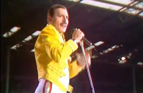 Freddie Mercury, da banda brit&acirc;nica de rock Queen, faleceu em 1991