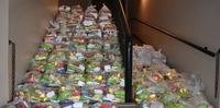 Foram arrecadados 1,5 mil quilos de alimentos, incluindo cestas básicas por meio de leilão de um relógio