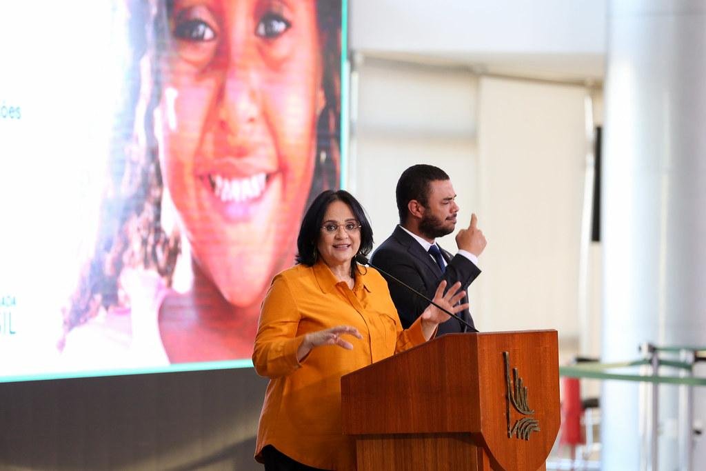 Ministra Damares Alves revelou que o objetivo da proposta &eacute; impedir a prescri&ccedil;&atilde;o de crimes cometidos por religiosos