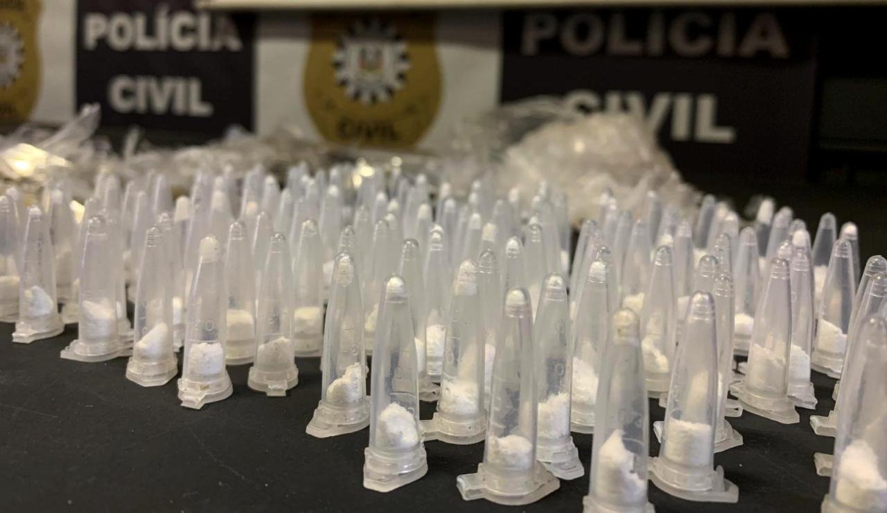 Quase 300 por&ccedil;&otilde;es de maconha, coca&iacute;na e crack, al&eacute;m de balan&ccedil;as de precis&atilde;o, foram apreendidas