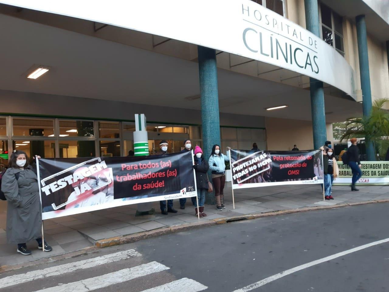 Protesto ocorreu em frente ao Hospital de Cl&iacute;nicas