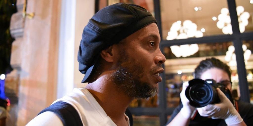 Ronaldinho est&aacute; preso no Paraguai desde o dia 6 de mar&ccedil;o
