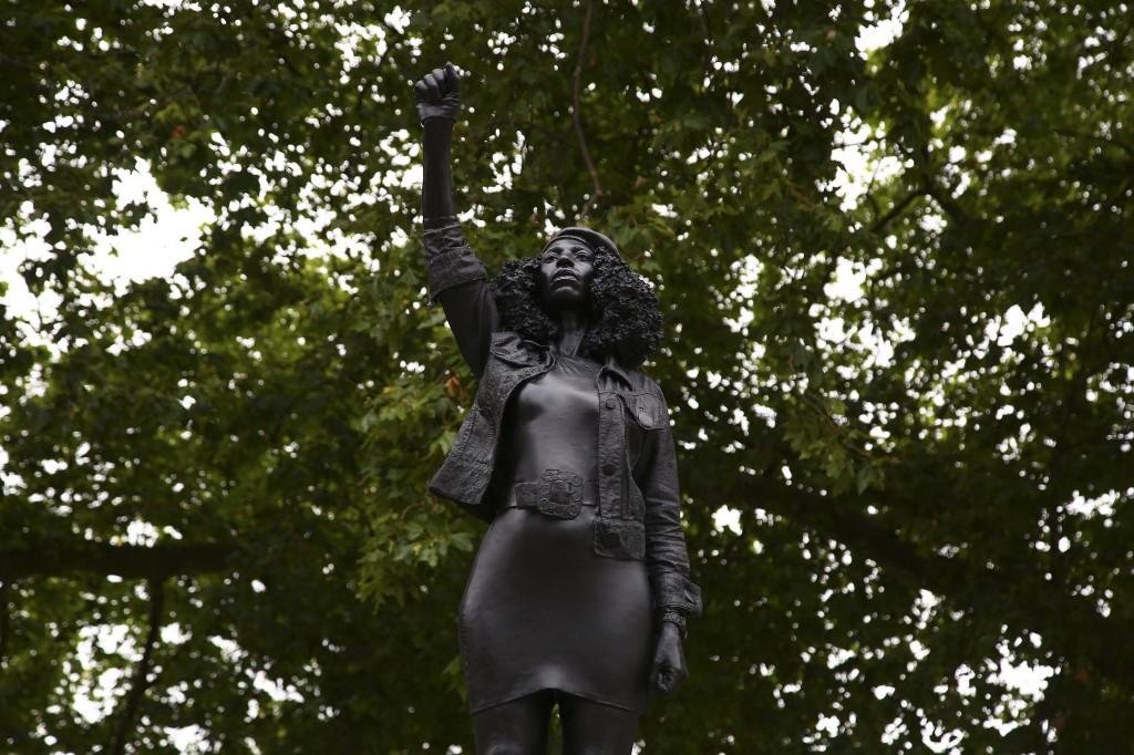 Est&aacute;tua foi retirada em Bristol