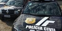 Agentes da Divisão de Investigação Criminal de Joinville cumpriram mandados de busca e apreensão nas residências de três suspeitos