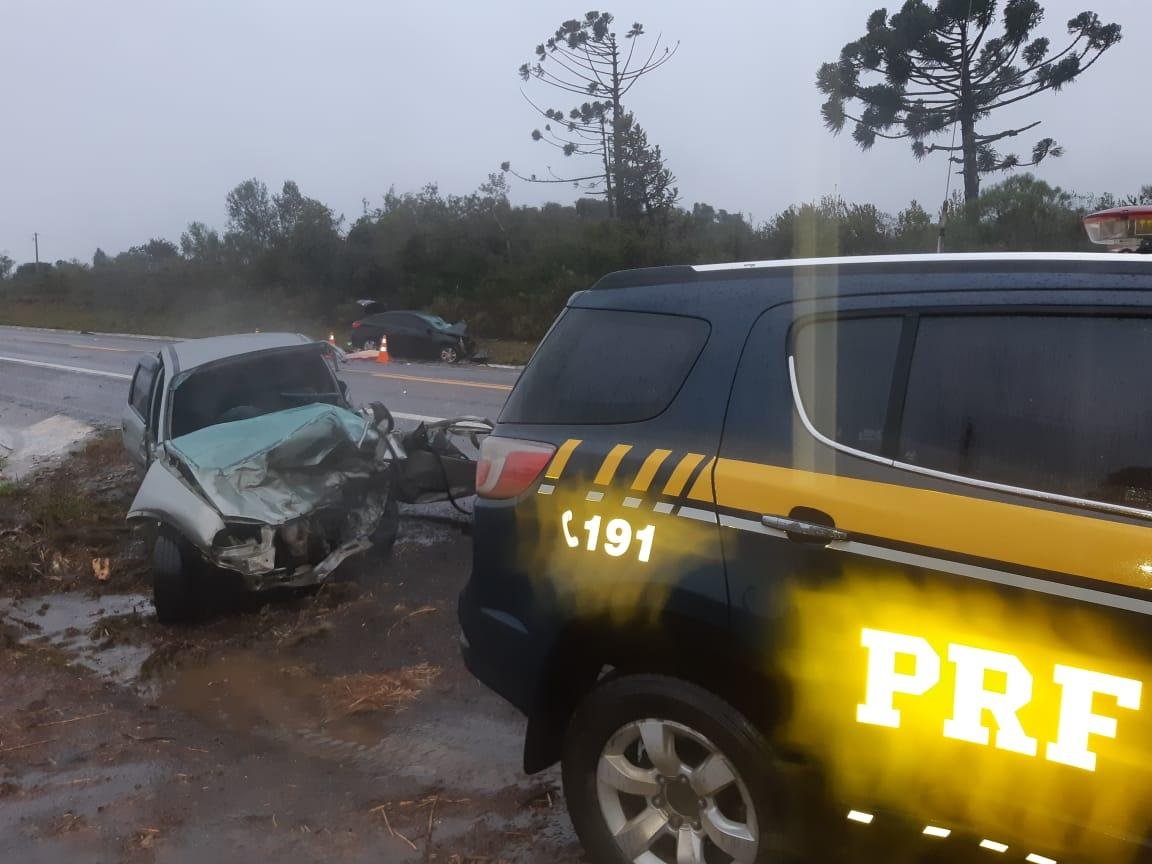 Ve&iacute;culos colidiram frontalmente na BR 116, em Campestre da Serra