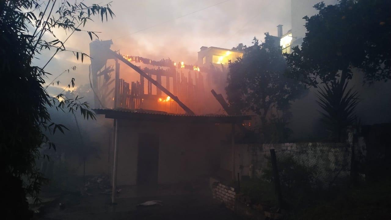 Os bombeiros fizeram o trabalho de rescaldo das chamas e controlaram o fogo por volta das 7h