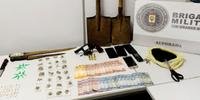 Armas, drogas e dinheiro, entre outros objetos, foram apreendidos junto com o quarteto detido