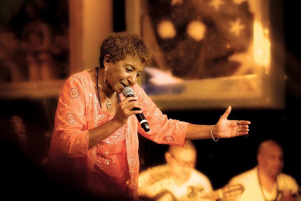 Sambista Leci Brand&atilde;o, com 75 anos de idade e 45 de carreira, se apresenta na s&eacute;rie M&uacute;sica #EmCasaComSesc