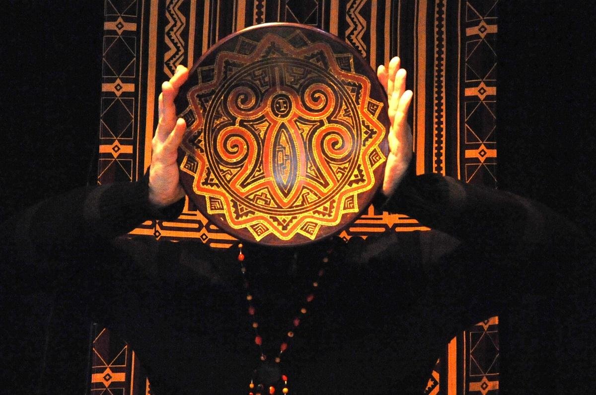 Grupo ga&uacute;cho mistura bonecos, teatro de sombras, adere&ccedil;os c&ecirc;nicos e/ou objetos em "Xir&ecirc; das &Aacute;guas"