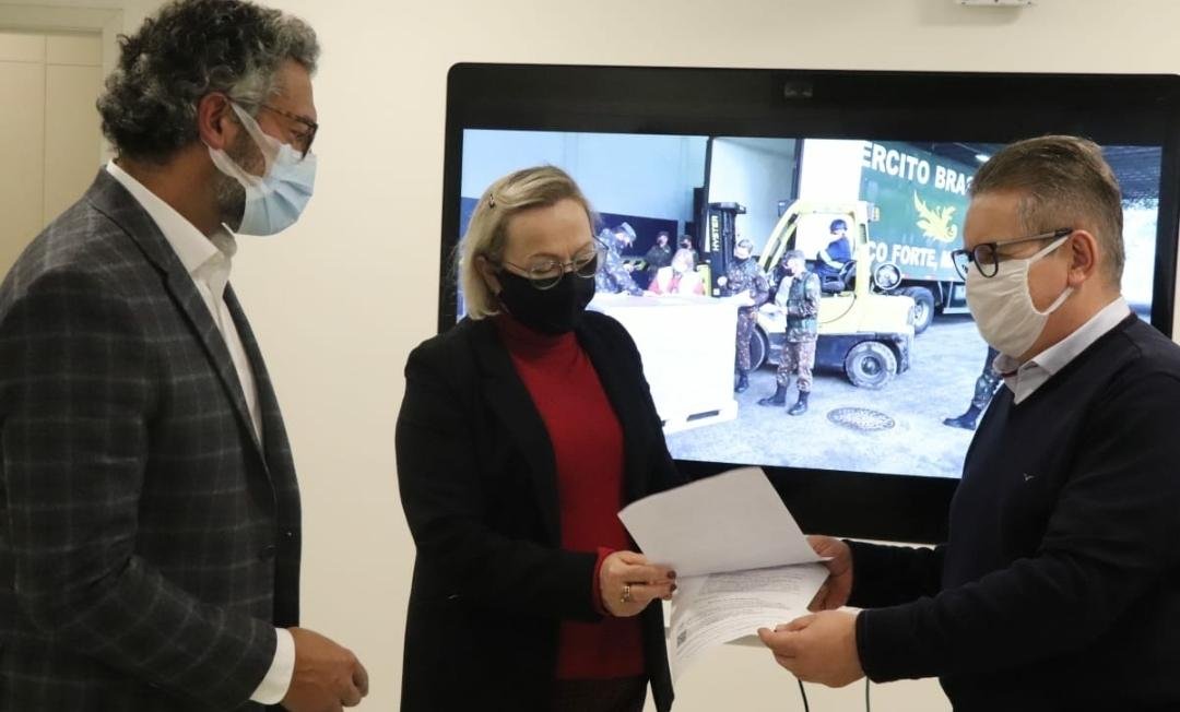 Governador em exerc&iacute;cio, secretaria da Sa&uacute;de e presidente da Comiss&atilde;o do Mercosul verificam a chegada no RS da carga de anest&eacute;sicos vindo do Uruguai