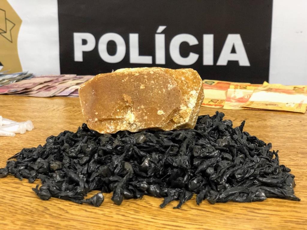 Os agentes encontraram 571 pedras e mais uma por&ccedil;&atilde;o de 200 gramas da droga