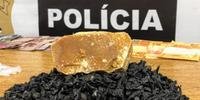 Os agentes encontraram 571 pedras e mais uma porção de 200 gramas da droga