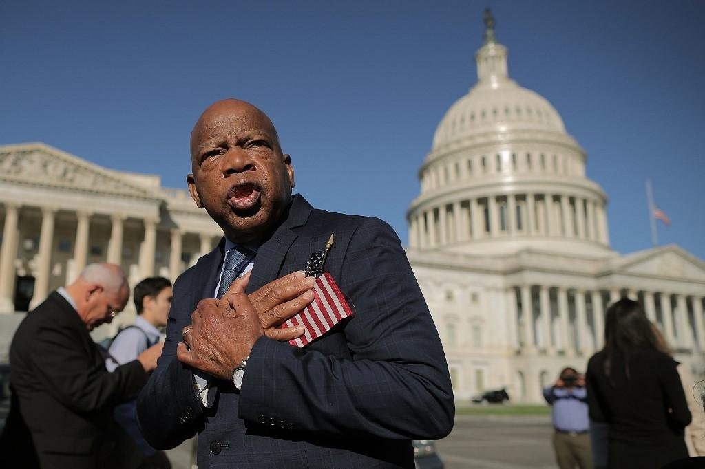Lewis esteve ao lado de Martin Luther King Jr. durante o movimento por direitos civis para os negros dos Estados Unidos