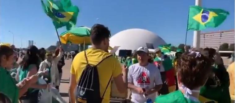 Manifestantes pedem a abertura do com&eacute;rcio e o uso de cloroquina no tratamento da Covid-19