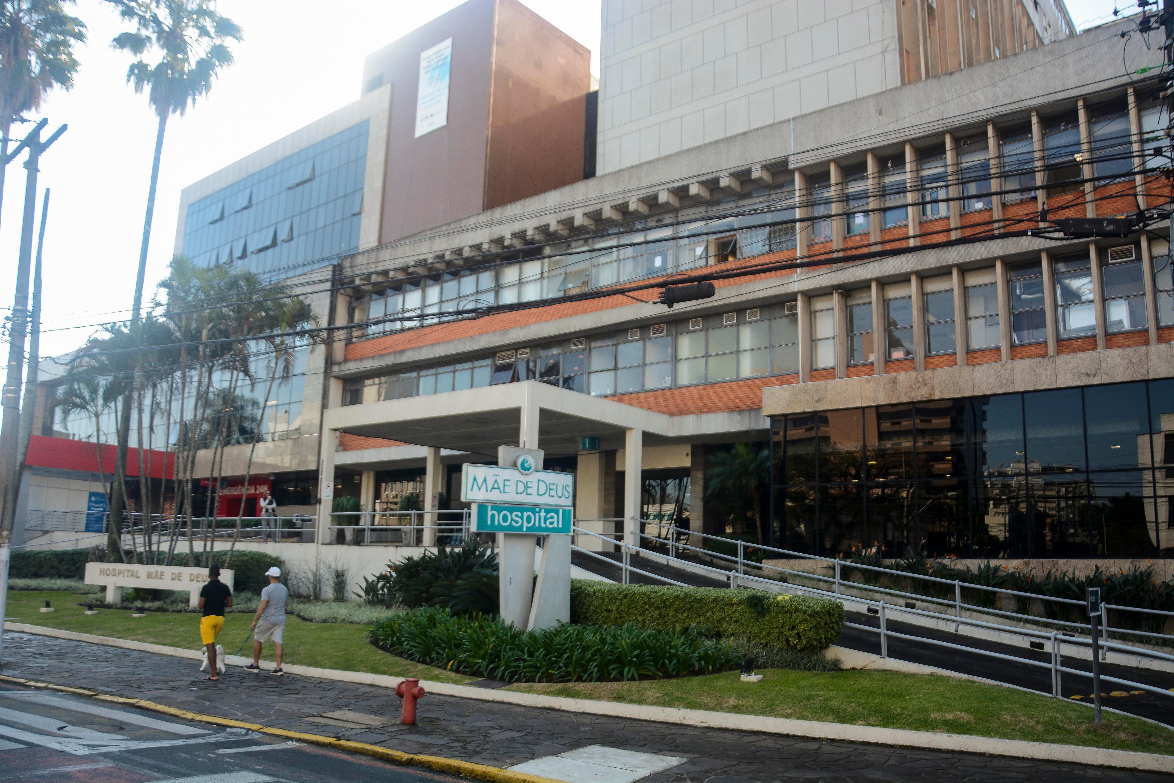 No Hospital M&atilde;e de Deus, o protocolo &eacute; que a informa&ccedil;&atilde;o seja passada pelo m&eacute;dico assistente respons&aacute;vel pelo paciente via telefone para um familiar