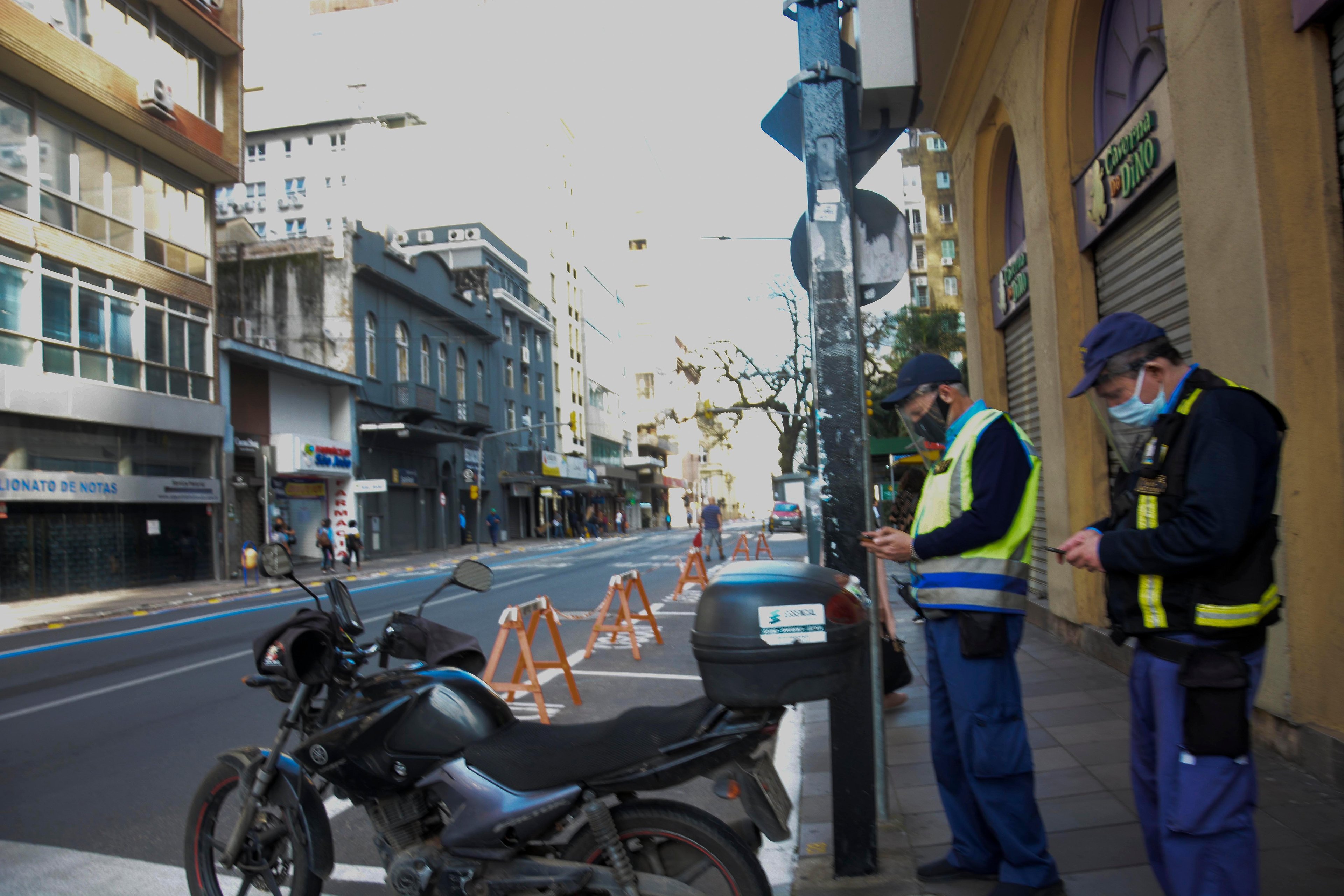 A EPTC alegou n&atilde;o haver levantamento do n&uacute;mero de autuados desde 7 de julho, quando regra entrou em vigor