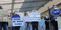 Um grupo de profissionais da saúde do Hospital São Camilo protestaram nesta segunda-feira