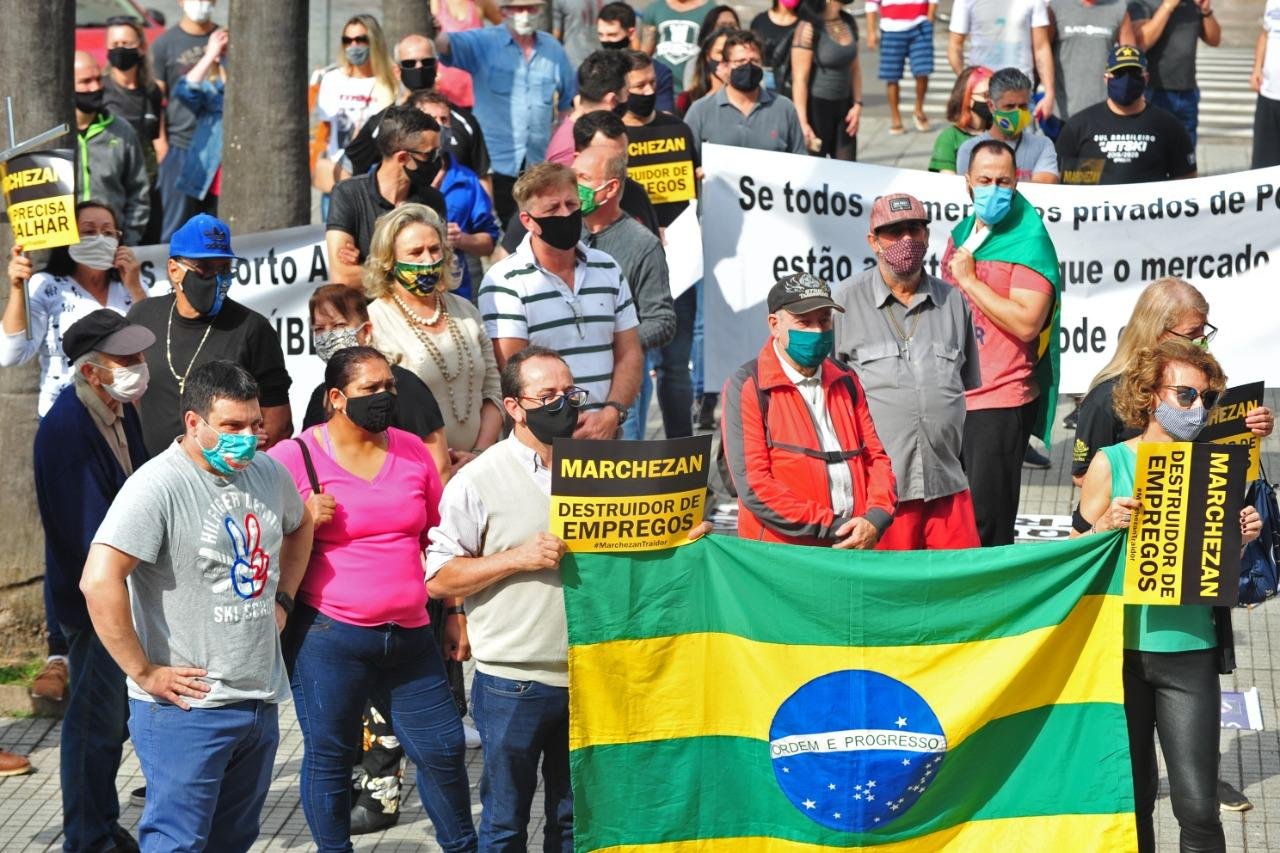 Durante a manifesta&ccedil;&atilde;o, teve minuto de sil&ecirc;ncio, simula&ccedil;&atilde;o de um vel&oacute;rio com um caix&atilde;o preto e m&aacute;scaras com o rosto do prefeito