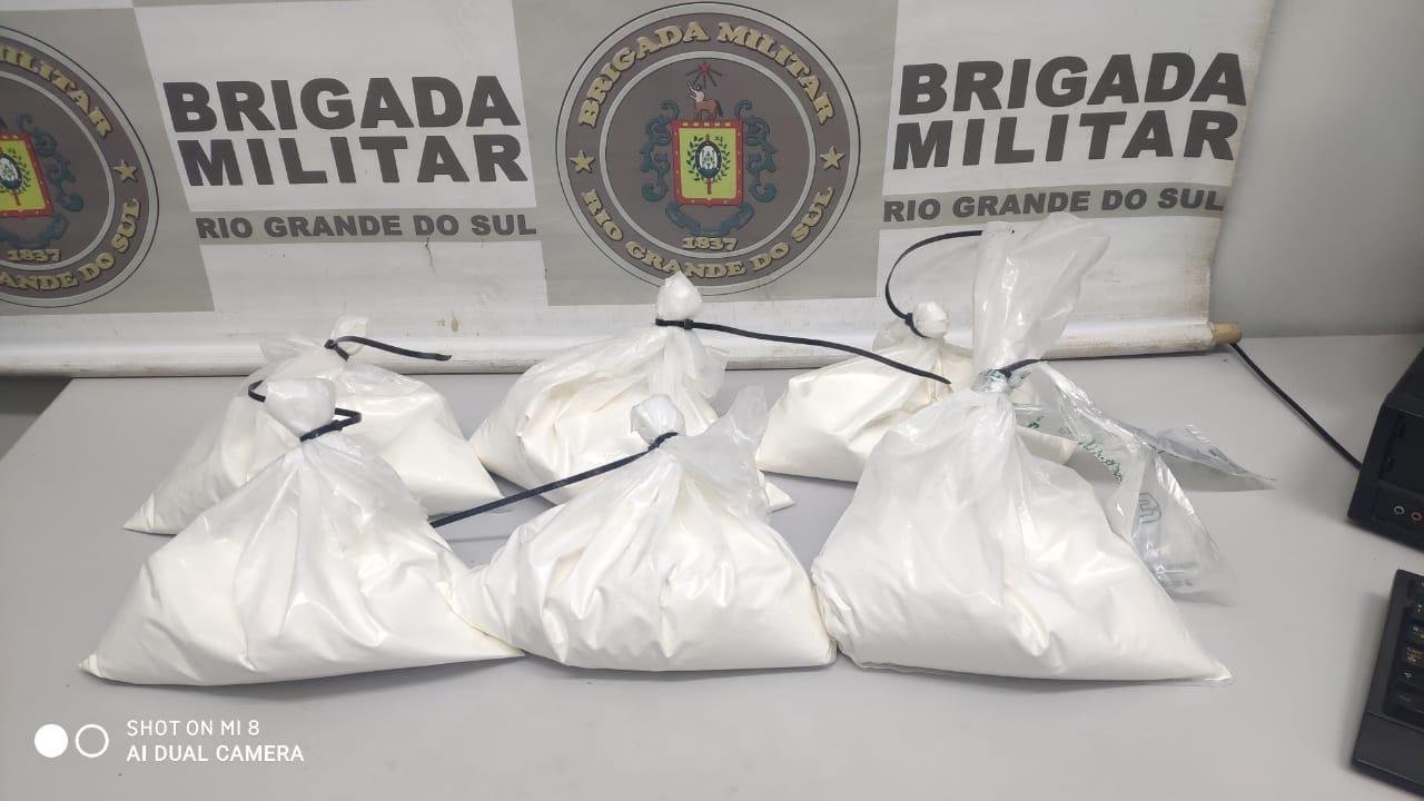 Droga recolhida estava acondicionada em seis sacos pl&aacute;sticos contendo um quilo em cada
