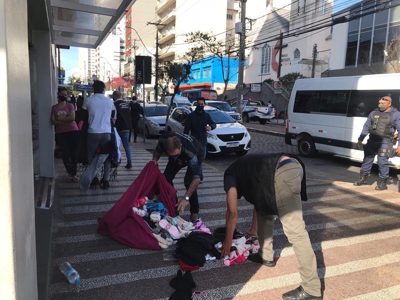 Fiscaliza&ccedil;&atilde;o apreende mercadorias ilegais na &aacute;rea central de Caxias do Sul