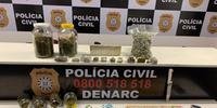 Houve ainda o recolhimento de 180 comprimidos de ecstasy, 25 gramas de cocaína, um celular e R$ 1.850,00 em dinheiro.
