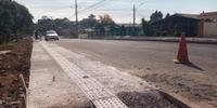 Após asfaltar a rua Godofredo Raymundo, a prefeitura trabalha na conclusão das obras de calçamento