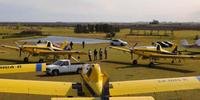 Associação Nacional das Empresas Privadas Aeroagrícolas do Uruguai monitora a nuvem de gafanhotos que se aproxima do país com aviões