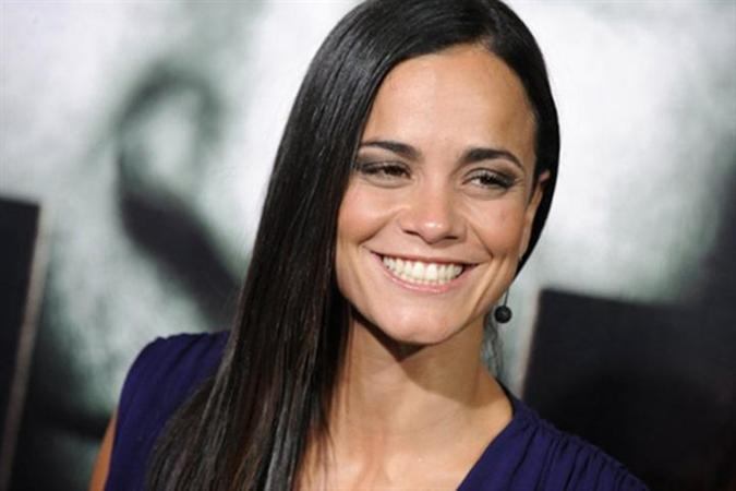 A atriz e produtora brasileira Alice Braga  apresenta uma jornada por dentro do sistema da agricultura industrial