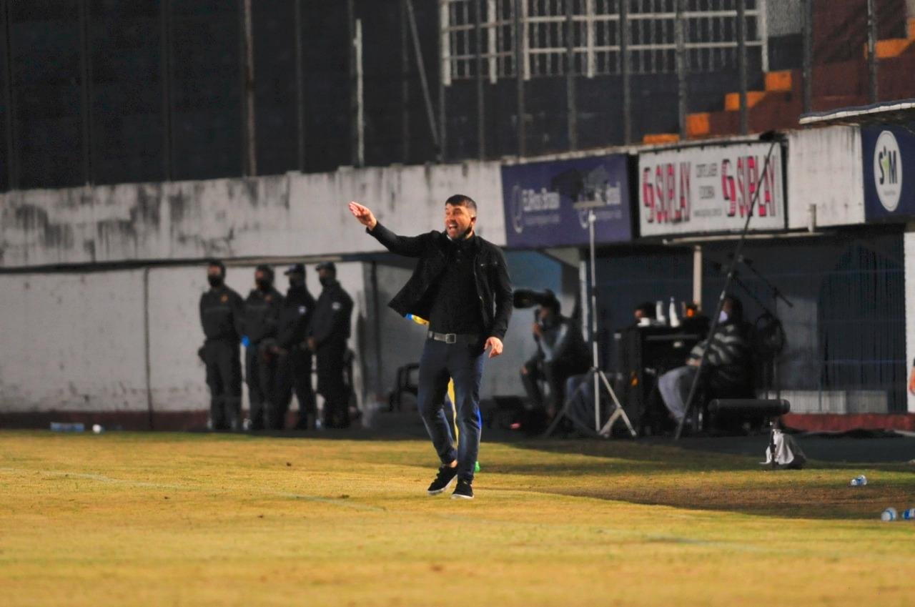Coudet criticou gramado do Est&aacute;dio Centen&aacute;rio na derrota do Inter para o Gr&ecirc;mio por 1 a 0