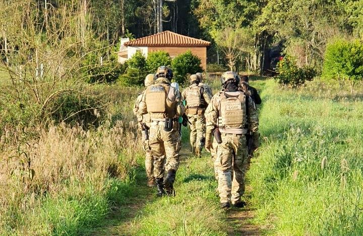 Entre as ordens judiciais est&atilde;o sendo cumpridos 13 mandados de busca e apreens&atilde;o, oito pris&otilde;es preventivas e duas pris&otilde;es tempor&aacute;rias.