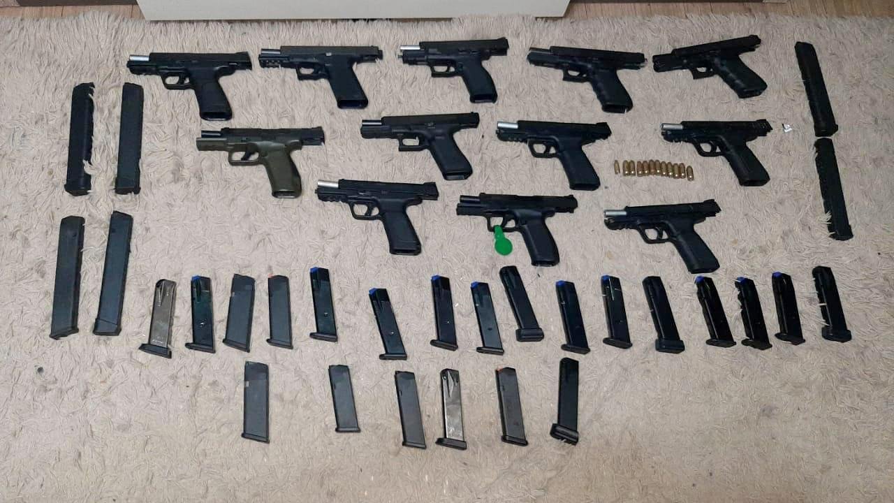 &Ugrave;m criminoso foi preso em flagrante pelos policiais militares com todo o material