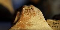 Foram encontradas mais de 120 ânforas de cerâmica quebradas, carimbadas com o selo 