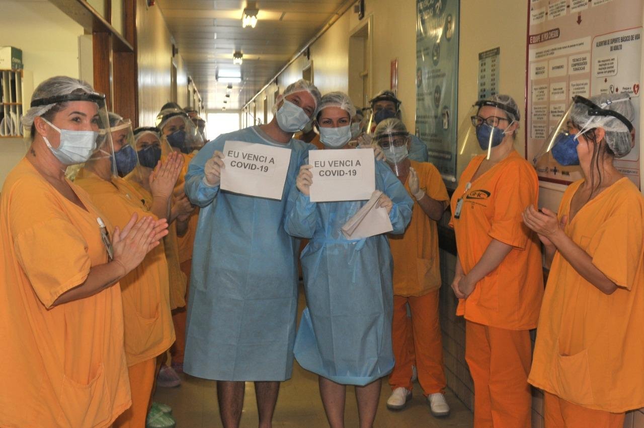 Casal recebeu aplausos da equipe m&eacute;dica do Hospital Nossa Senhora da Concei&ccedil;&atilde;o