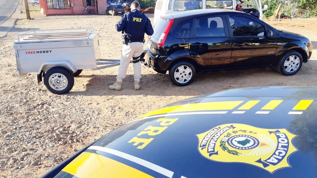 Entorpecente estava escondido sob assoalho do semirreboque tracionado pelo carro