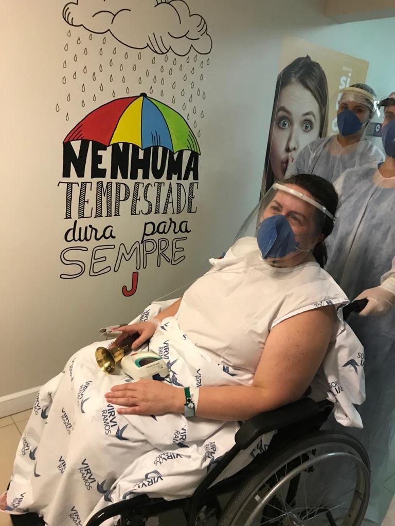A diretora teve uma grata surpresa ao se deparar com uma arte feita nas paredes ao lado do acesso para a UTI