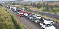 Está sendo feita uma operação tartaruga, com os carros circulando em baixa velocidade, o que congestiona o trânsito desde a cidade de São Leopoldo