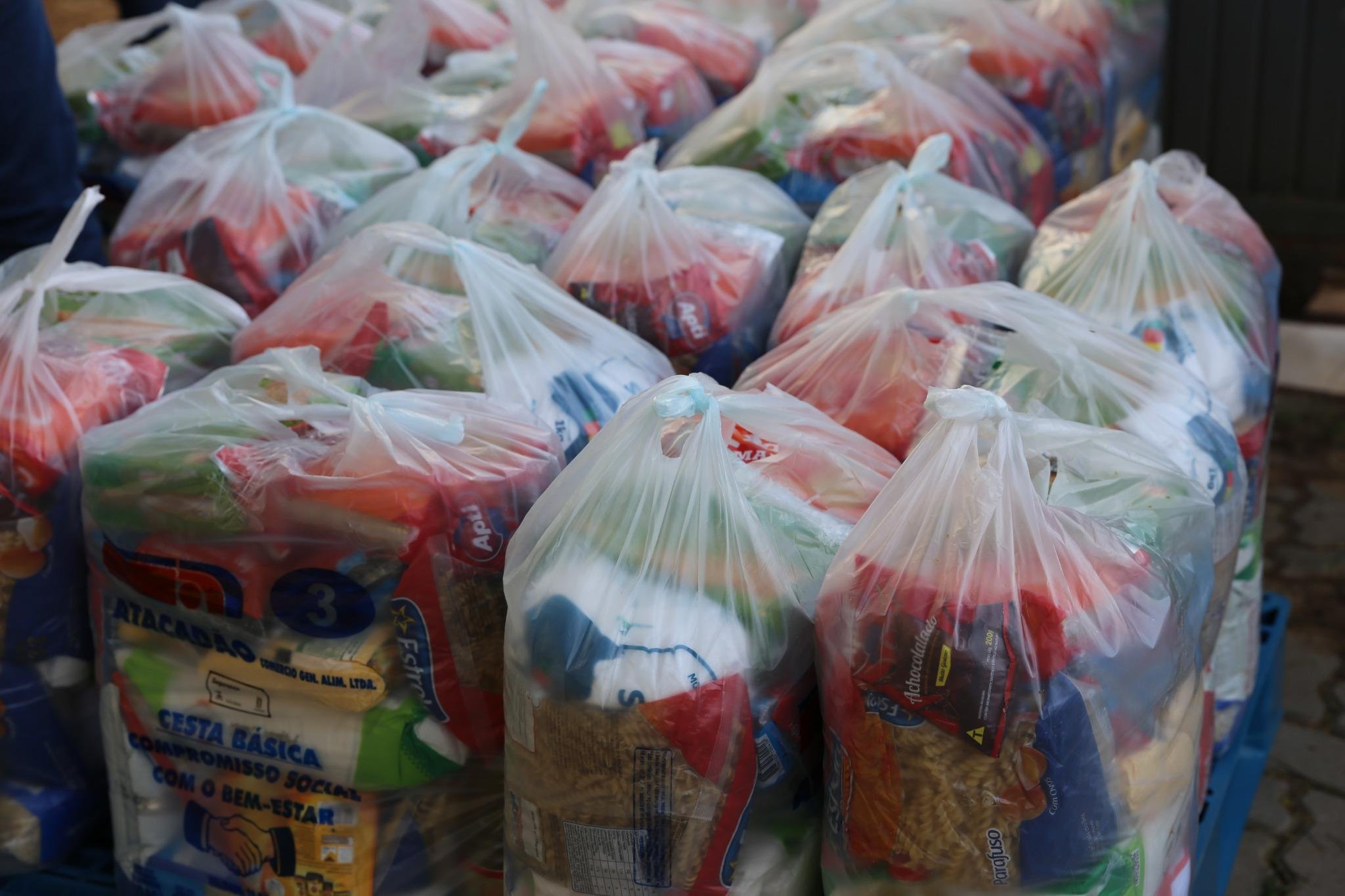 Kit distribu&iacute;do nesta sexta-feira cont&eacute;m alimentos de primeira necessidade