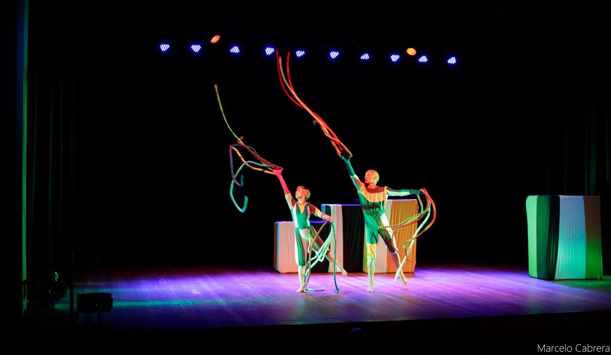 Coreografia parte da ideia de manuais e guias com orienta&ccedil;&otilde;es usuais na esfera educacional e art&iacute;stica, para jogar com os sentidos e criar um universo imagin&aacute;rio e l&uacute;dico