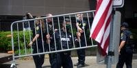 Policias montam barricadas no consulado da China em Houston