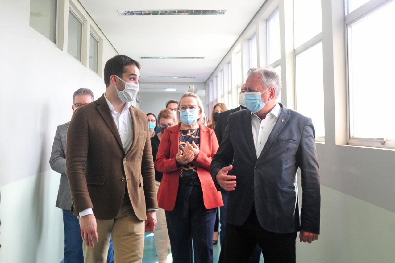 Secret&aacute;ria Arita Bergmann acompanhou governador Eduardo Leite em visita a hospital em Gua&iacute;ba