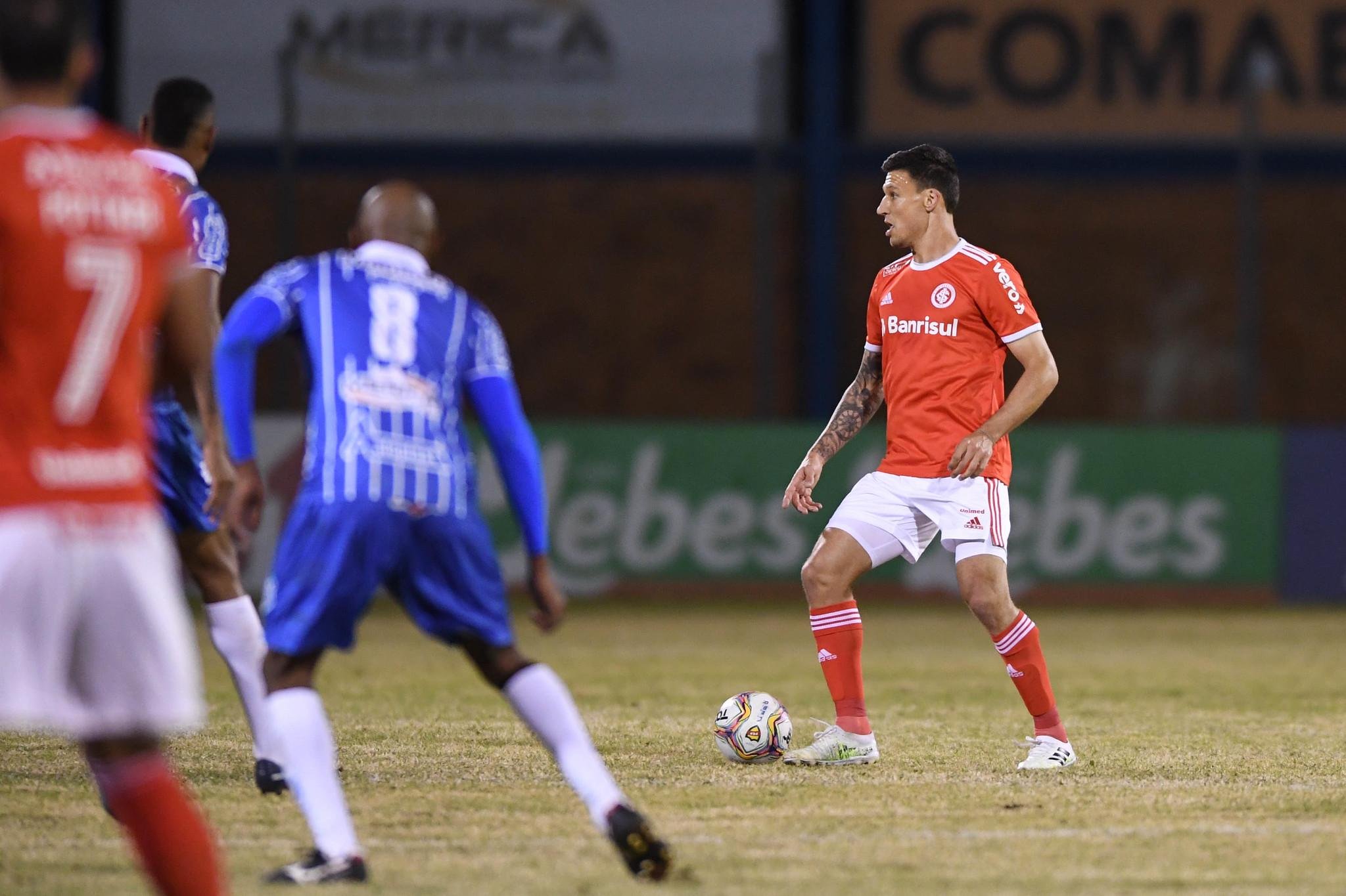 Sem ganhar de novo, Inter voltou a disparar cr&iacute;ticas ao gramado