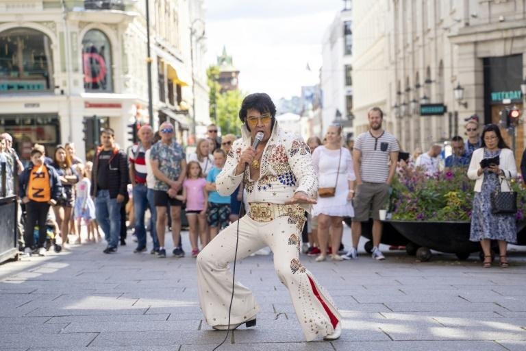 Kjell Henning Bjornestad, imitador noruegu&ecirc;s de Elvis Presley, em Oslo, em registro feito no dia 23 de julho