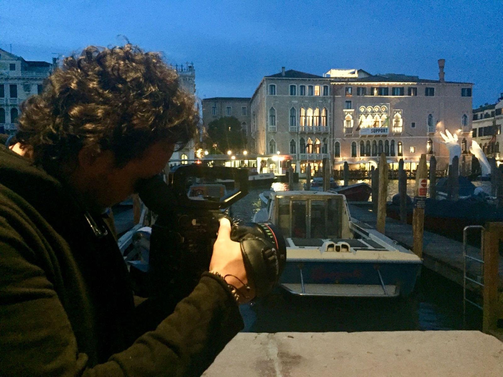 Cineasta Juan Zapata em a&ccedil;&atilde;o com "Uma Vez em Veneza", na paradis&iacute;aca cidade italiana