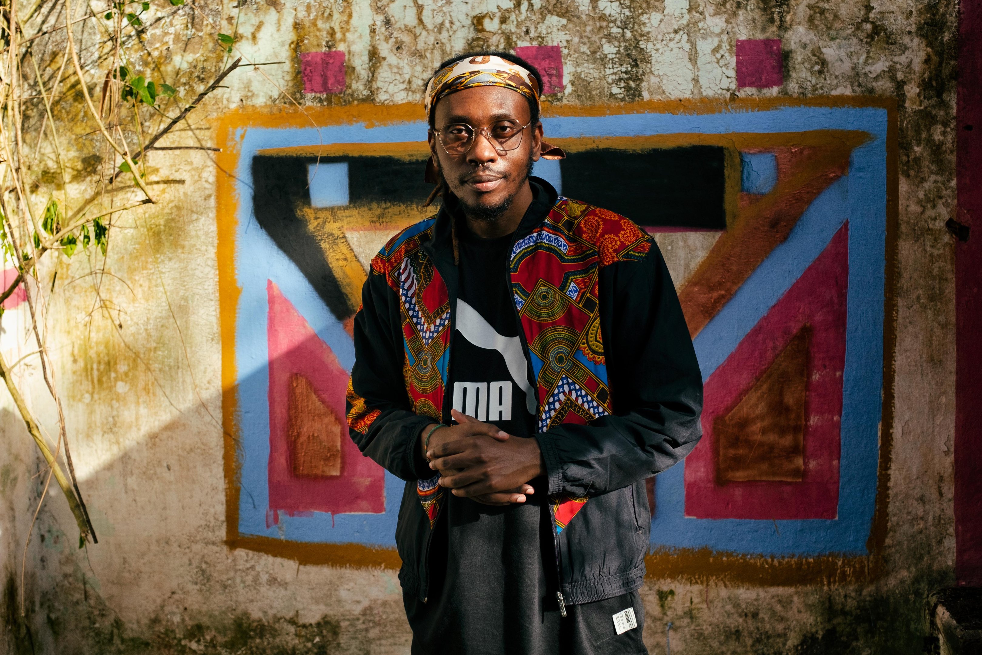 Rapper e poeta brasileiro, Rincon come&ccedil;ou a carreira em 2000 e ganhou fama com o single "Eleg&acirc;ncia"
