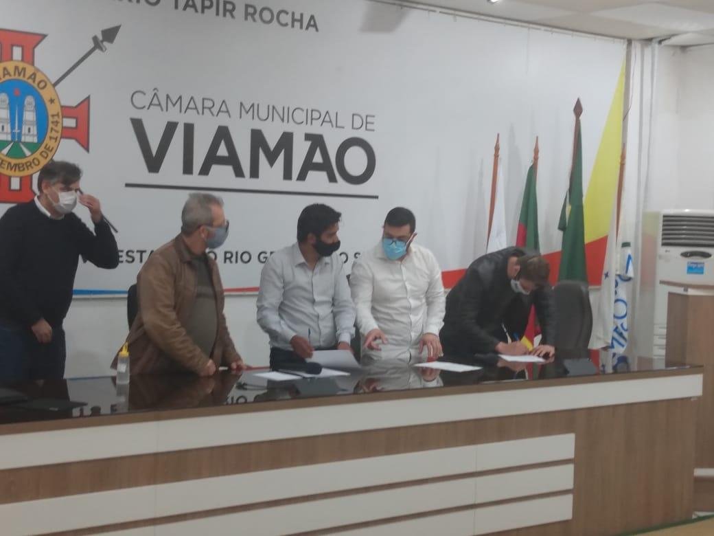 Solenidade foi realizada no plen&aacute;rio da C&acirc;mara de Vereadores &agrave;s 16 horas deste domingo