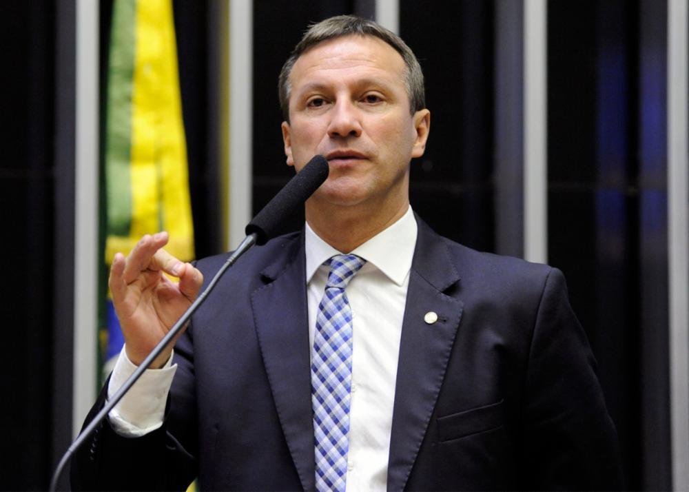 Deputado federal Ubiratan Sanderson (PSL-RS) disse que o governador Eduardo Leite "usurpa um poder que n&atilde;o tem"