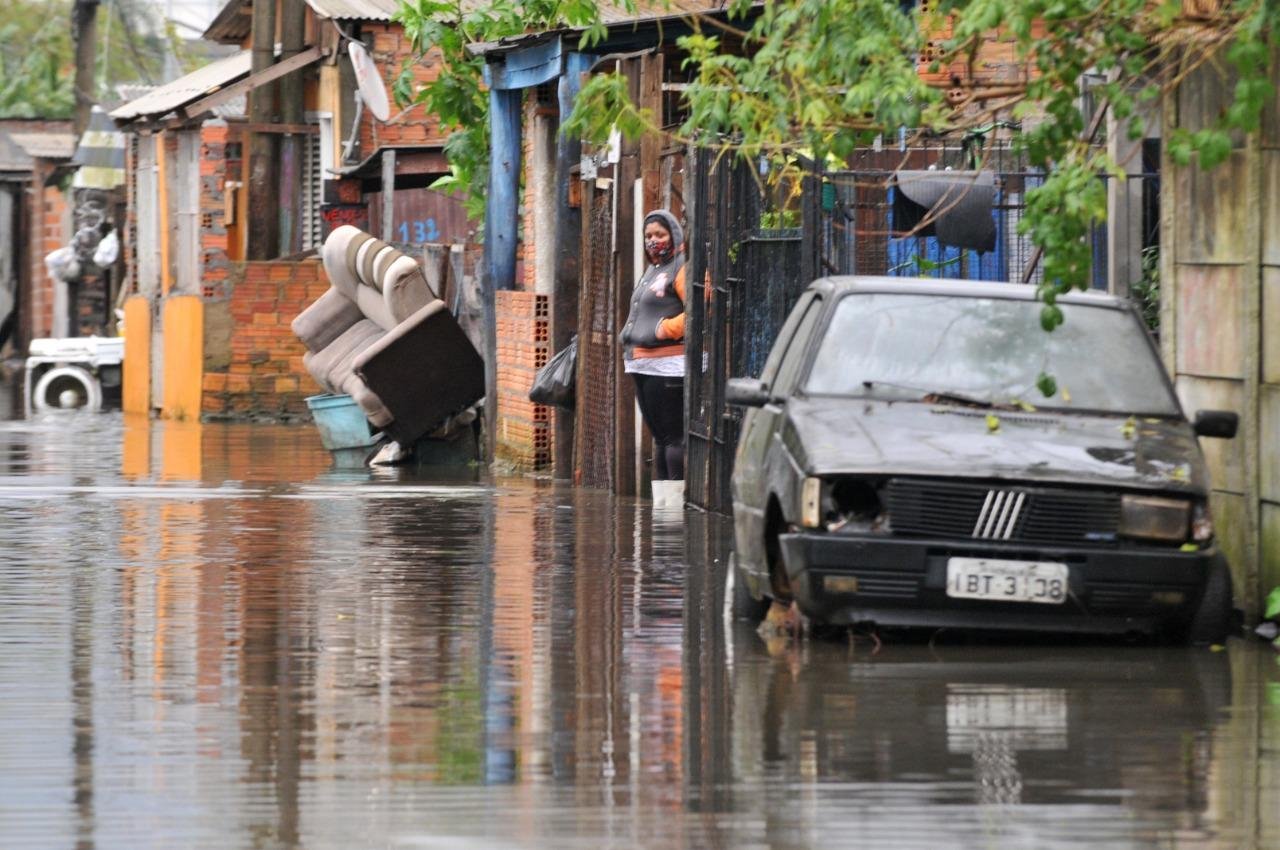 Grande quantidade de chuva deixou ruas alagadas na Capital