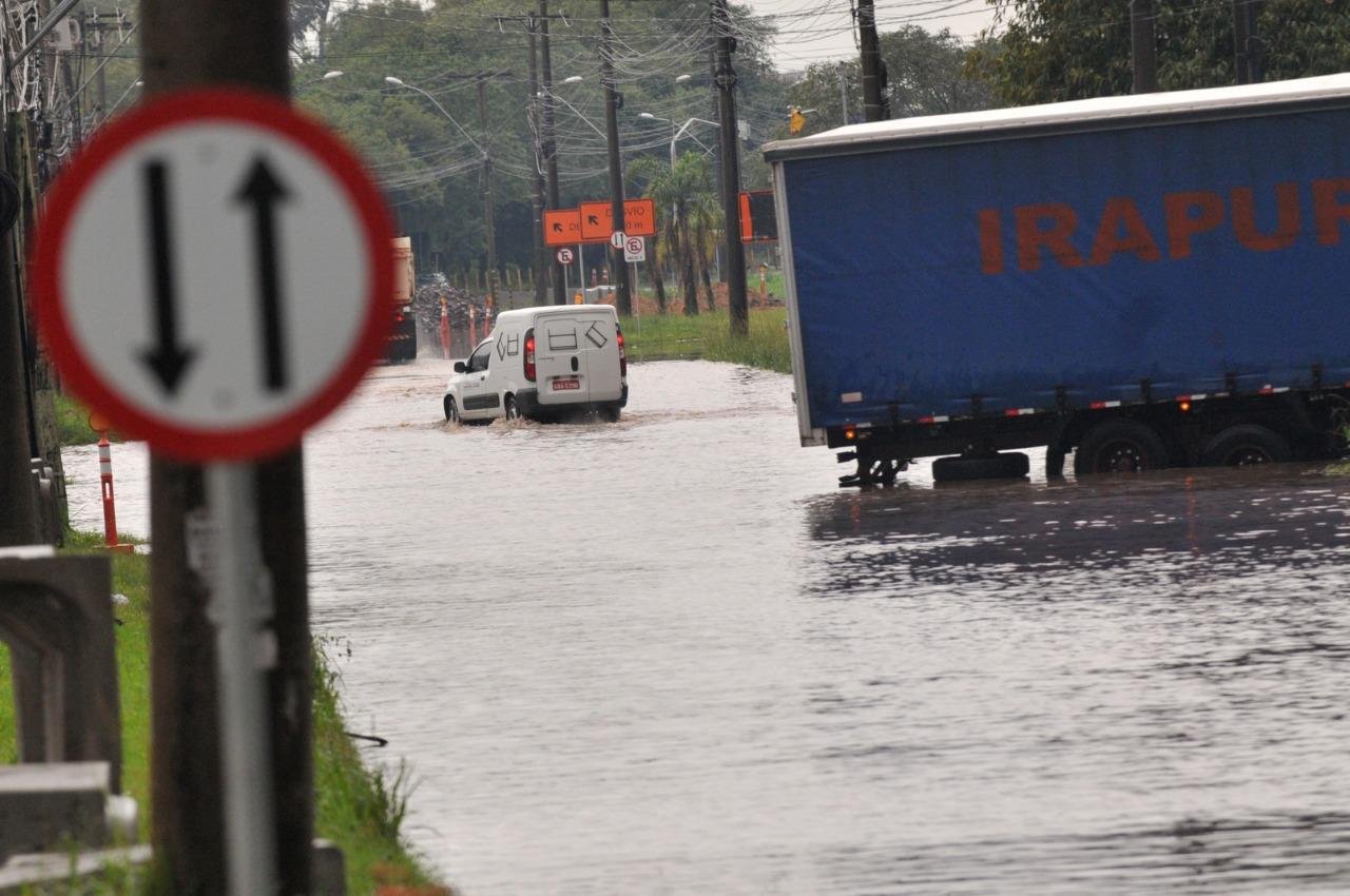 Chuva provocou alagamento em Porto Alegre