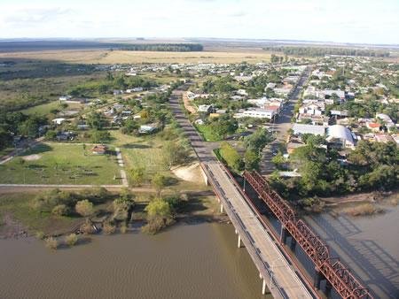 Visitantes uruguaios acessam a cidade por meio da Ponte Internacional